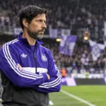 Vítor Bruno in paarse Anderlecht-trainingskleding aan de rand van het stadion.