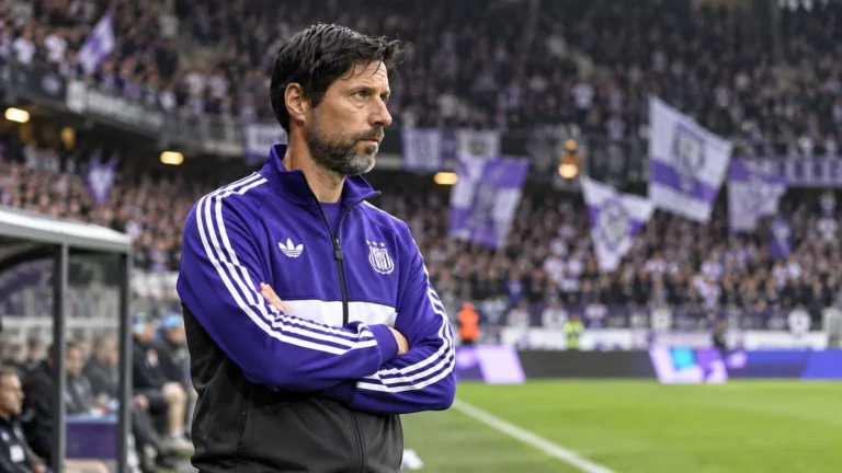 Vítor Bruno in paarse Anderlecht-trainingskleding aan de rand van het stadion.