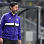 Vitor Bruno staat als coach van Anderlecht in de technische zone.