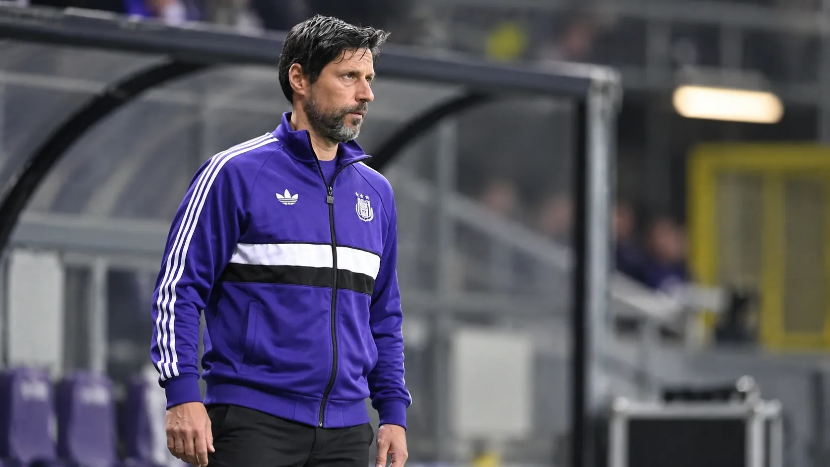 Vitor Bruno staat als coach van Anderlecht in de technische zone.