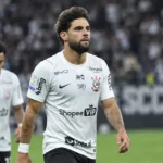 Een speler van Corinthians loopt in een wit wedstrijdshirt over het veld.