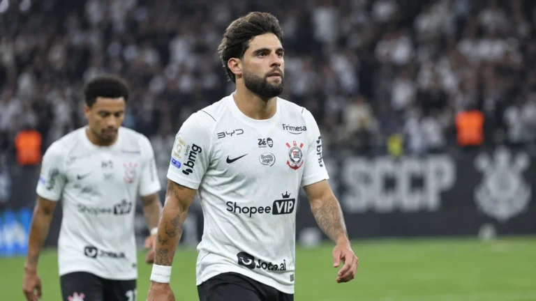 Een speler van Corinthians loopt in een wit wedstrijdshirt over het veld.