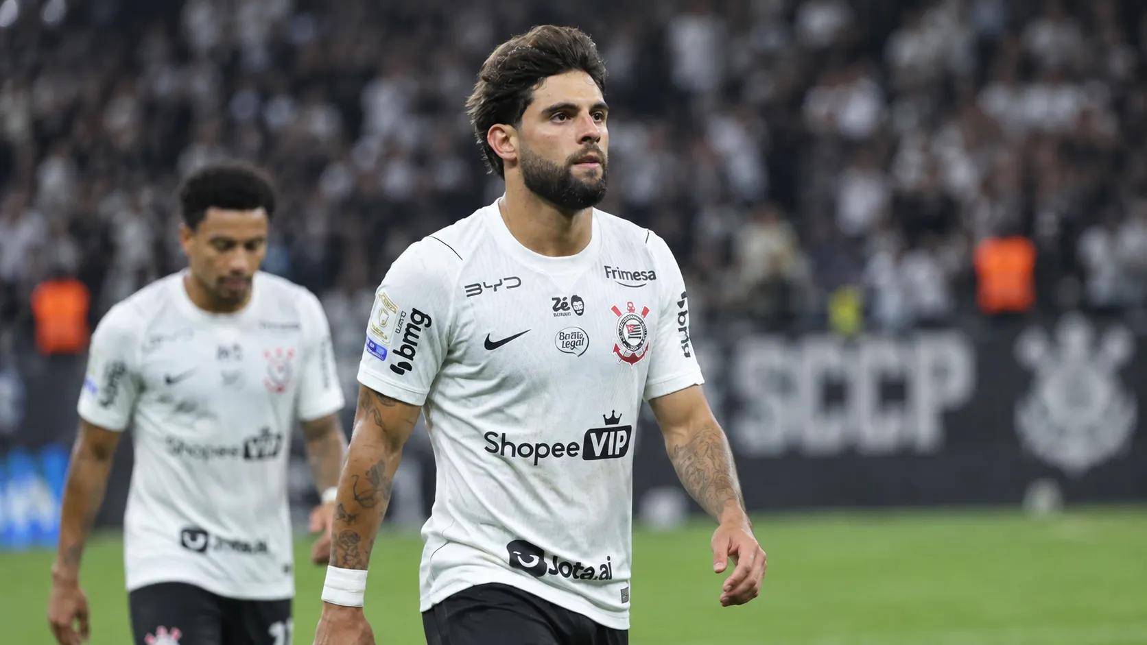 Een speler van Corinthians loopt in een wit wedstrijdshirt over het veld.