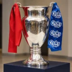 De Croky Cup-trofee met rode en blauwe linten.