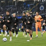 Een groep Club Brugge-spelers tijdens de opwarming voor een Champions League-wedstrijd.