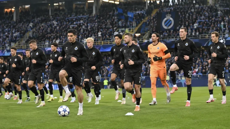 Een groep Club Brugge-spelers tijdens de opwarming voor een Champions League-wedstrijd.