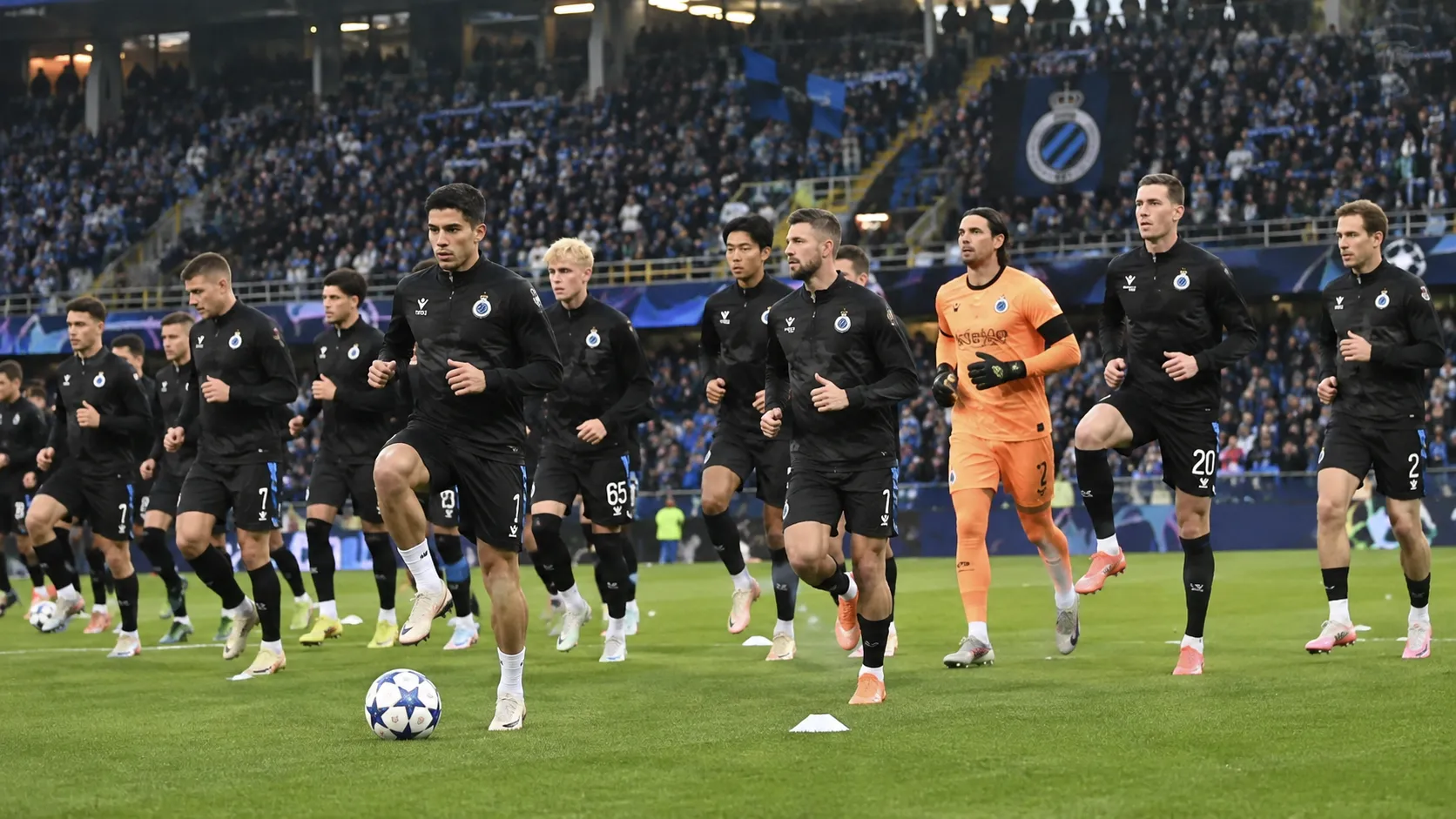 Een groep Club Brugge-spelers tijdens de opwarming voor een Champions League-wedstrijd.