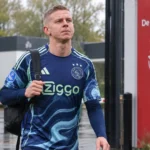 Oleksandr Zinchenko in een donker Ajax-trainingsshirt bij het trainingscomplex.