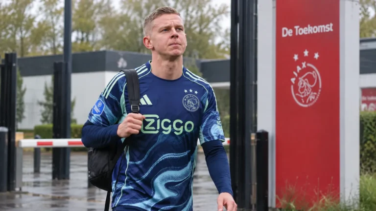 Oleksandr Zinchenko in een donker Ajax-trainingsshirt bij het trainingscomplex.