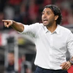 Marvin Compper geeft aanwijzingen langs de zijlijn tijdens een wedstrijd van Royal Antwerp FC.