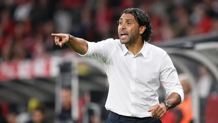 Marvin Compper geeft aanwijzingen langs de zijlijn tijdens een wedstrijd van Royal Antwerp FC.