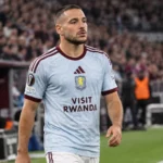 Emiliano Buendía van Aston Villa op het veld tijdens een wedstrijdmoment.