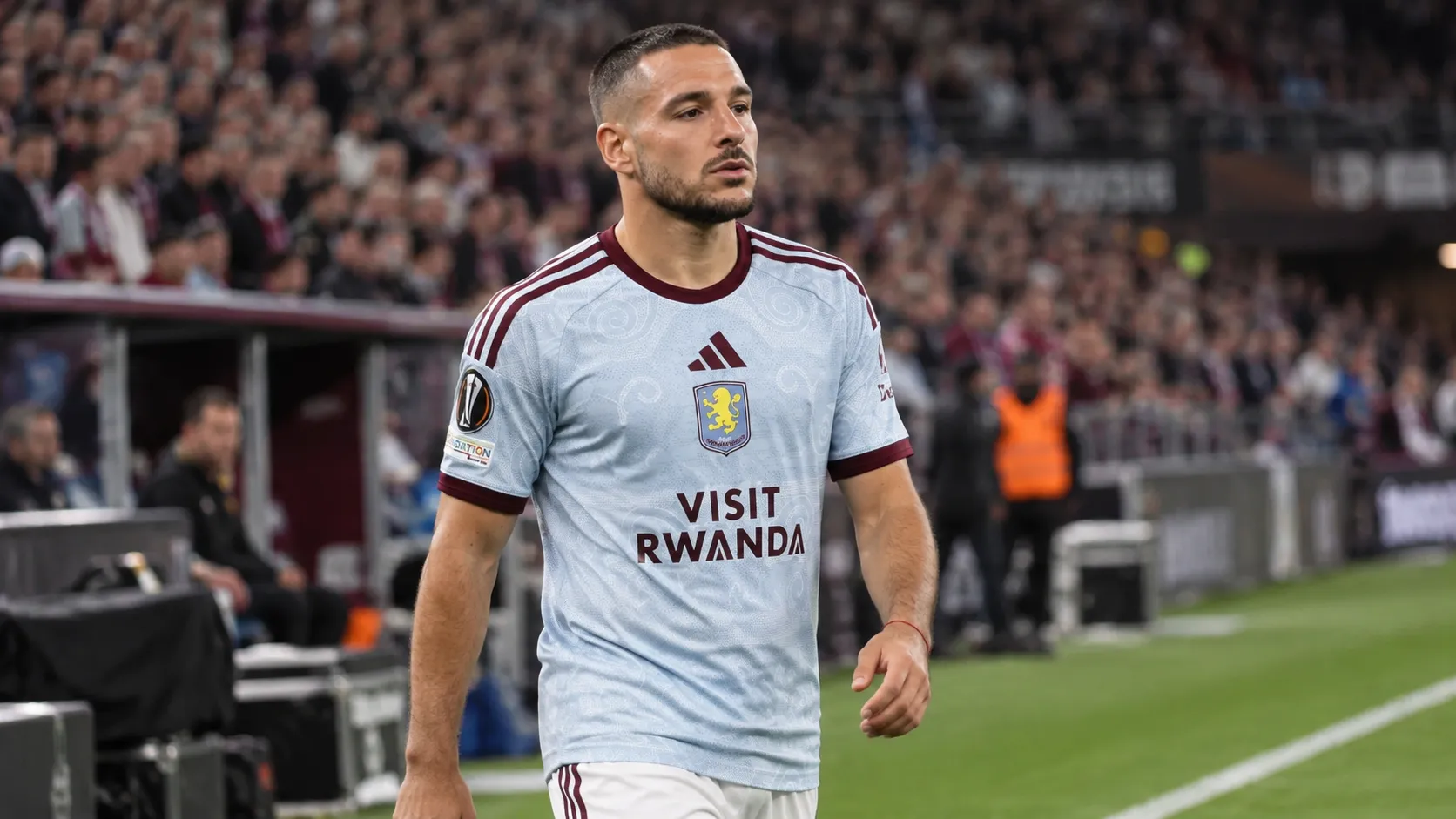 Emiliano Buendía van Aston Villa op het veld tijdens een wedstrijdmoment.