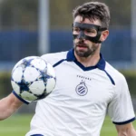 Brandon Mechele traint met een beschermend gezichtsmasker in Club Brugge-tenue.