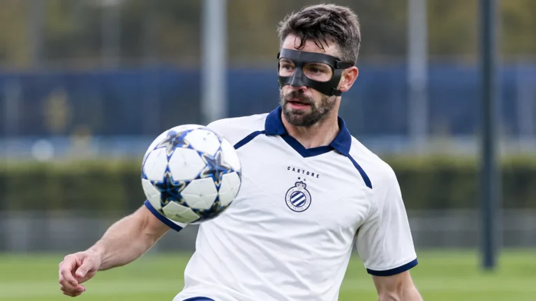 Brandon Mechele traint met een beschermend gezichtsmasker in Club Brugge-tenue.