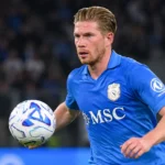 Kevin De Bruyne in blauw Napoli-tenue tijdens een wedstrijdmoment met de bal.