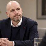 Erik ten Hag tijdens een rustig journalistiek interview in neutrale kledij.
