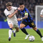 Spelers in blauw-zwart en wit in een duel tijdens een Europese voetbalwedstrijd.
