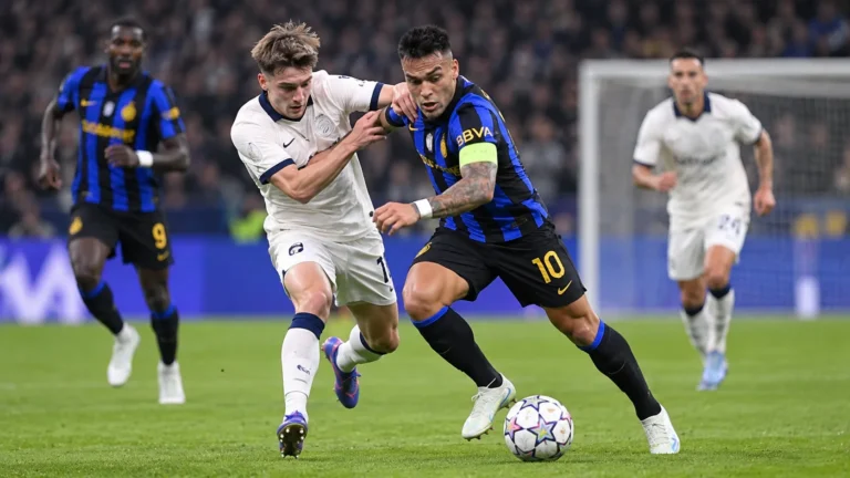 Spelers in blauw-zwart en wit in een duel tijdens een Europese voetbalwedstrijd.
