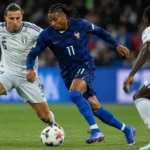 Franse en Italiaanse voetballers vechten om de bal tijdens een Nations League-wedstrijd.