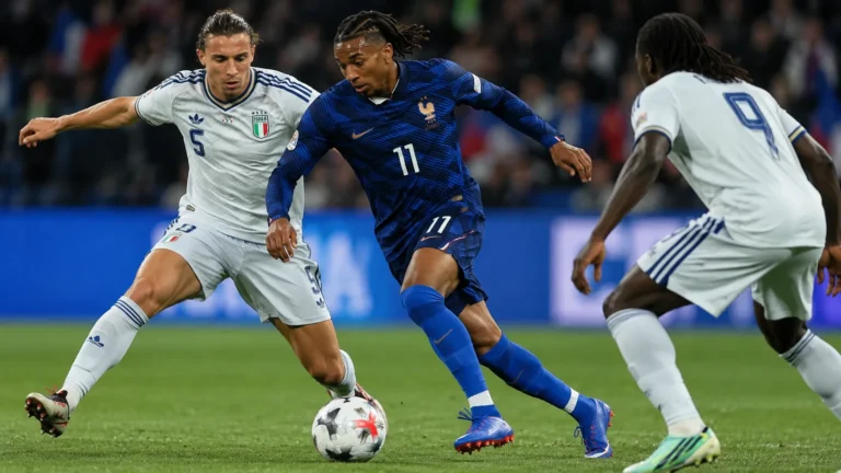 Franse en Italiaanse voetballers vechten om de bal tijdens een Nations League-wedstrijd.