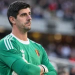 Thibaut Courtois in groen doelmanstenue langs de rand van het veld.
