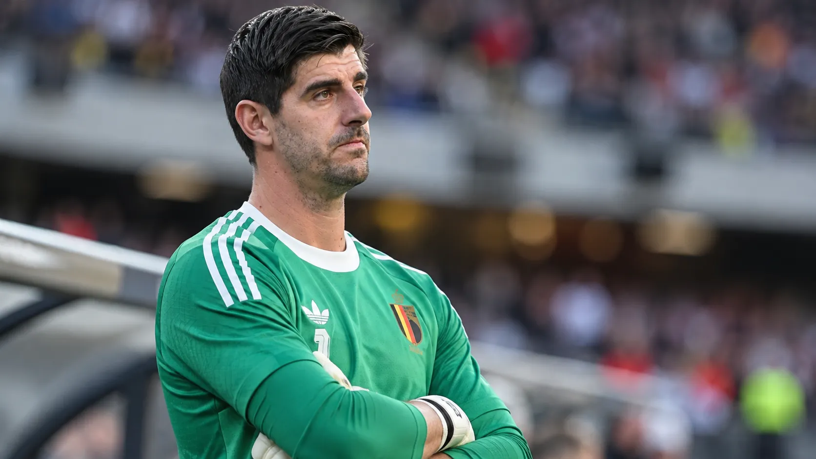 Thibaut Courtois in groen doelmanstenue langs de rand van het veld.