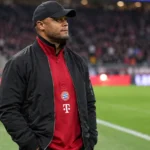 Vincent Kompany in Bayern München-kleding aan de rand van het veld.