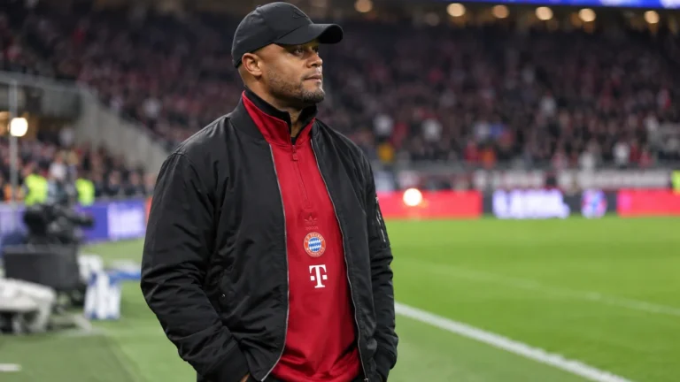 Vincent Kompany in Bayern München-kleding aan de rand van het veld.