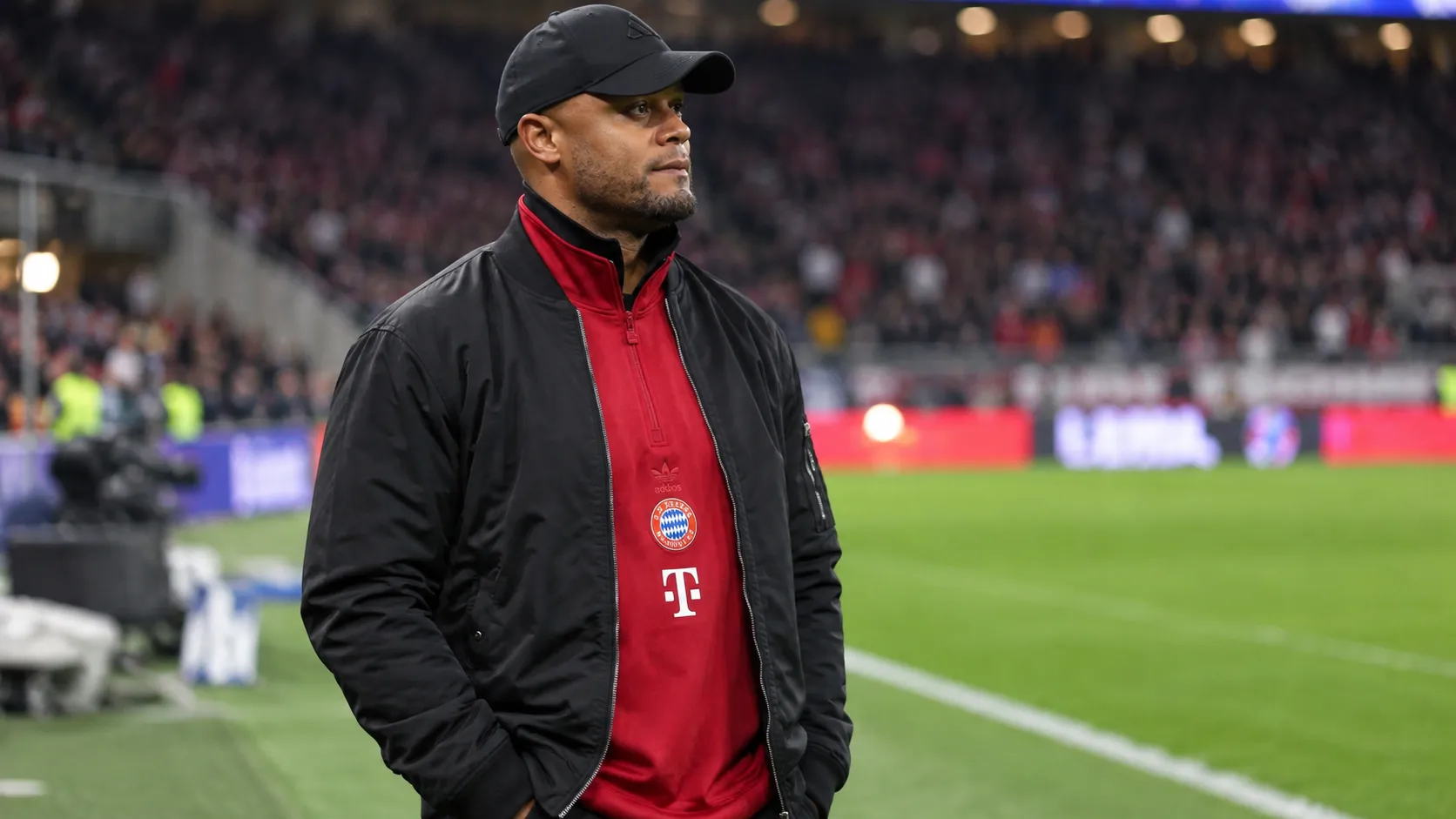 Vincent Kompany in Bayern München-kleding aan de rand van het veld.