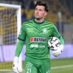 Matt Lendfers in groen doelmannenue van STVV in het doelgebied op Stayen.