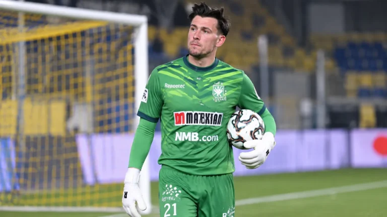 Matt Lendfers in groen doelmannenue van STVV in het doelgebied op Stayen.