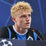 Joaquin Seys in het blauw-zwarte shirt van Club Brugge tijdens een persmoment.