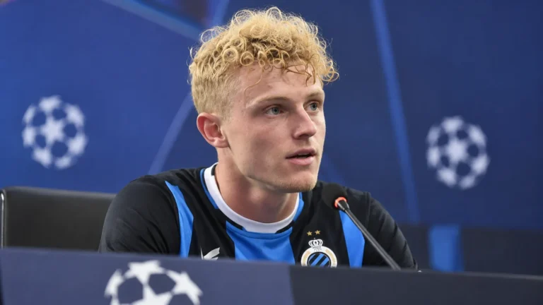 Joaquin Seys in het blauw-zwarte shirt van Club Brugge tijdens een persmoment.