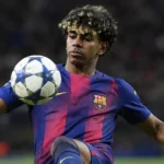 Een Barcelona-speler in blauw-rood tenue controleert de bal tijdens een Europees wedstrijdmoment.