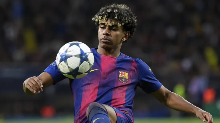 Een Barcelona-speler in blauw-rood tenue controleert de bal tijdens een Europees wedstrijdmoment.