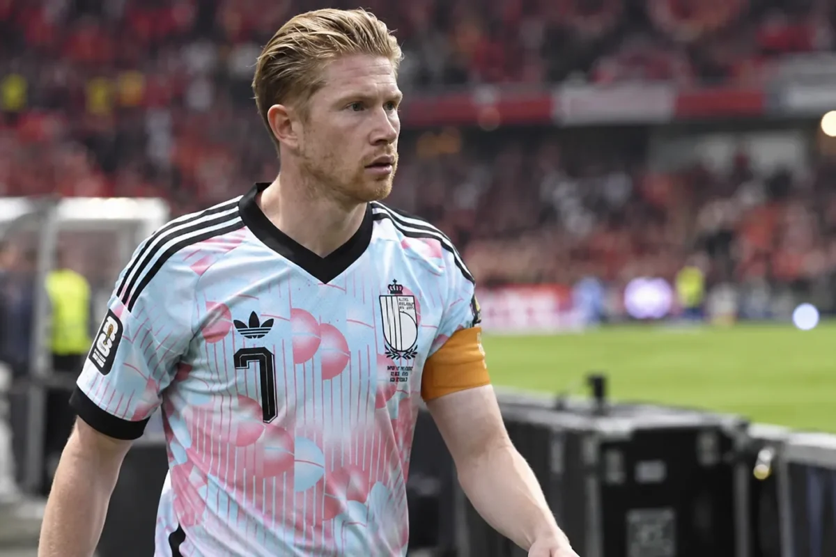Kevin De Bruyne in het Belgische tenue na een wedstrijd op het veld.