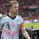 Kevin De Bruyne in het Belgische tenue na een wedstrijd op het veld.