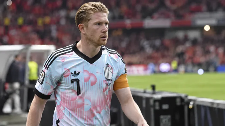 Kevin De Bruyne in het Belgische tenue na een wedstrijd op het veld.
