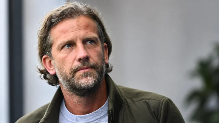 Franclim Carvalho in een rustig officieel portret als nieuwe hoofdtrainer.