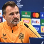Ivan Leko tijdens een persmoment van Club Brugge in een oranje trainingsjas.