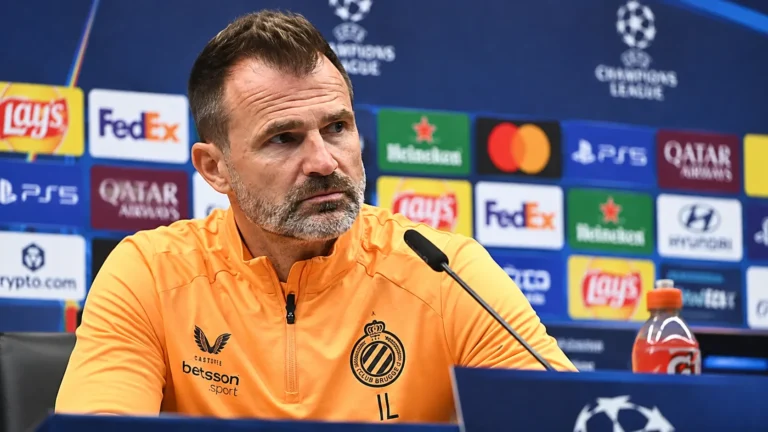 Ivan Leko tijdens een persmoment van Club Brugge in een oranje trainingsjas.
