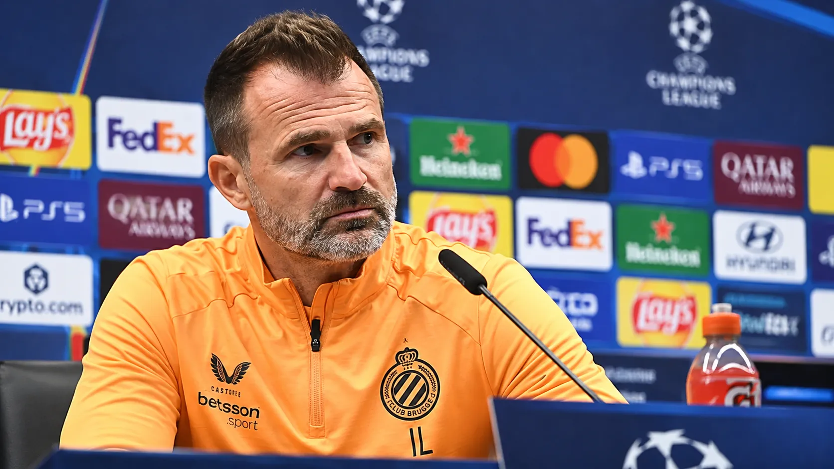 Ivan Leko tijdens een persmoment van Club Brugge in een oranje trainingsjas.