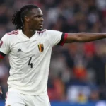 Dedryck Boyata in een wit nationaal shirt op het veld tijdens een wedstrijd.