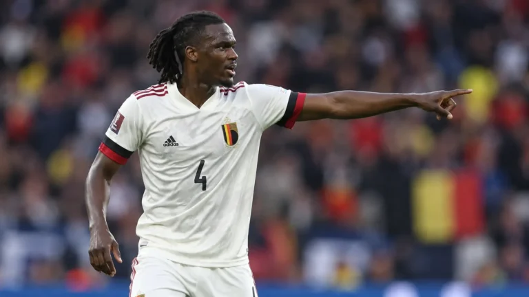 Dedryck Boyata in een wit nationaal shirt op het veld tijdens een wedstrijd.