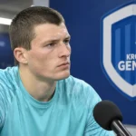 Tobe Leysen in neutrale doelmanskleding tijdens een interview in een Genkse voetbalomgeving.