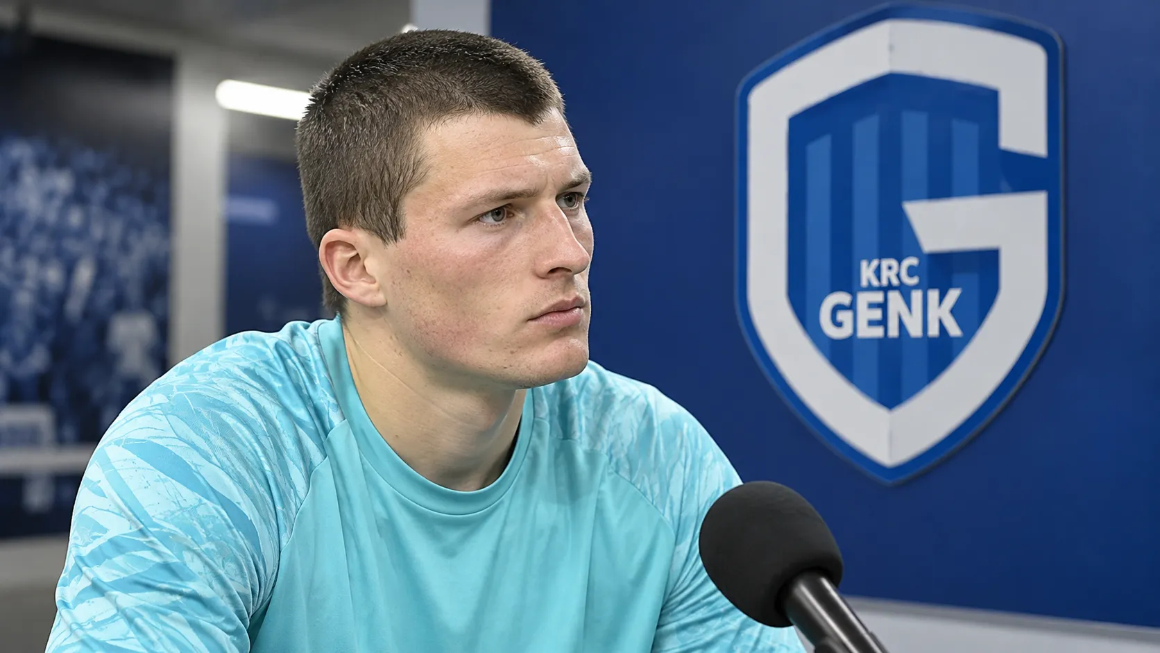 Tobe Leysen in neutrale doelmanskleding tijdens een interview in een Genkse voetbalomgeving.