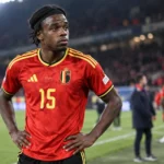 Nathan Ngoy in het rode tenue van België na een wedstrijd in het stadion.