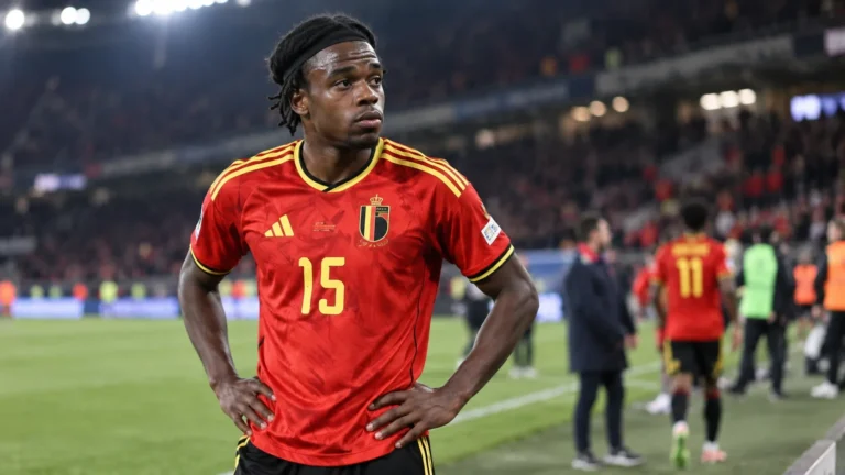 Nathan Ngoy in het rode tenue van België na een wedstrijd in het stadion.