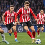 PSV-spelers in rood-wit gestreepte shirts tijdens een Champions League-wedstrijd.